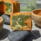 单黄翡翠 Pandan Lotus Paste Mooncake with 1 Yolk