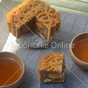 双黄莲蓉 Lotus Paste Mooncake with 2 Yolks